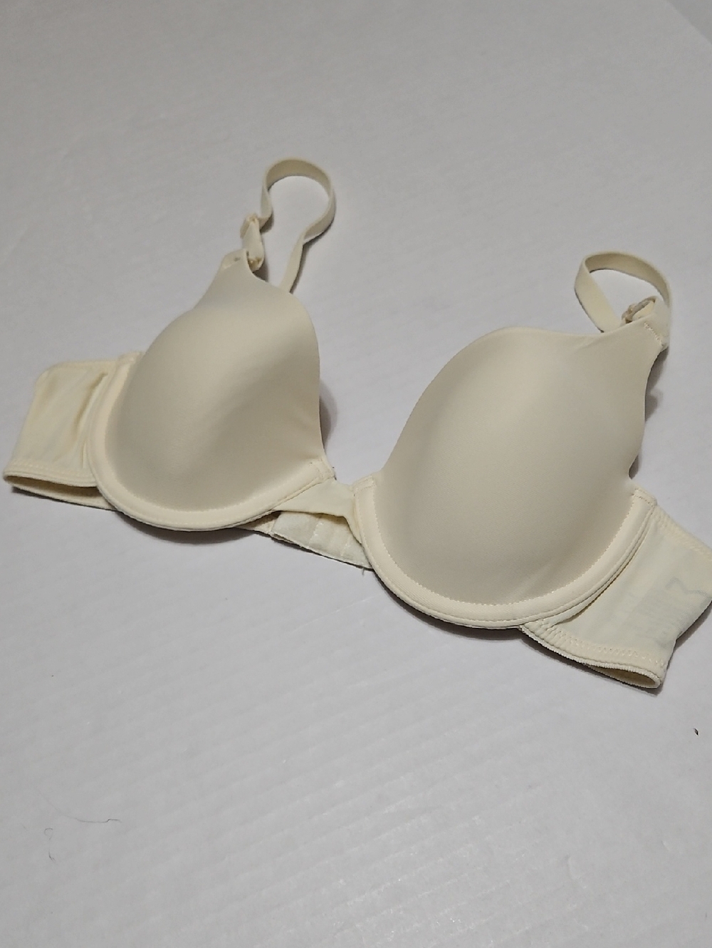 Maidenform Everyday Smooth Underwire Bra in Ivory Size 34A